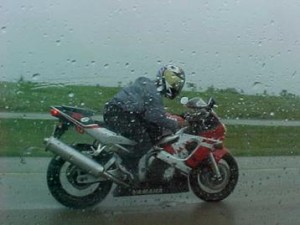 Управление мотоциклом во время дождя